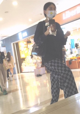 68884和闺蜜一起逛街的短裙小姐姐小姐姐视频