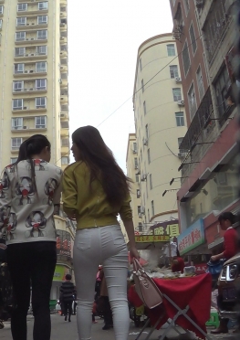 58820逛街的白色紧身裤翘臀长腿美女视频