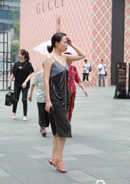 滚叔街拍第一站红色的玫瑰 性感丰韵的女人