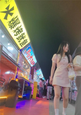 68111逛夜市的短裙大白腿女孩视频
