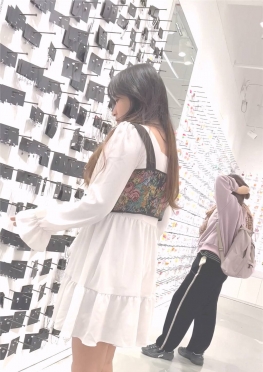 68474逛商店的白色短裙小姐姐视频