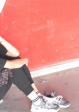 69007喜欢坐在地上穿袜子的小姐姐视频