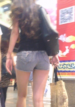 65267街拍论坛逛街的紧身牛仔热裤短裤长腿美女视频