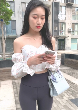 64327魔镜街拍第一站玩手机的黑色瑜伽裤长腿女孩视频