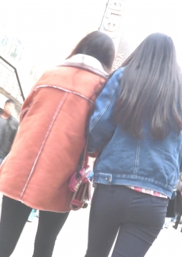 63237魔镜街拍第一站黑色紧身裤长腿女孩视频