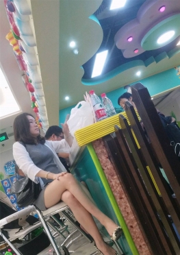 73080-73083在淘气堡玩耍的黑丝足美女视频