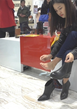 61195-61196-61197超市里的紧身裤美女视频