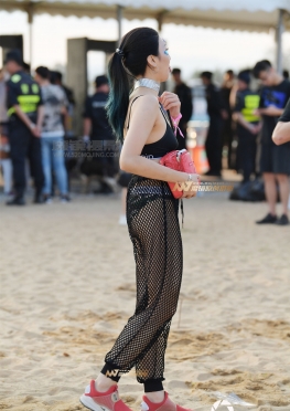 3a街拍第一站白嫩镂空丝网美女，街拍紧身裤美女图片