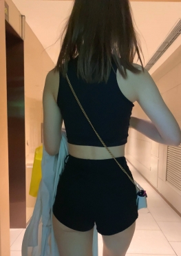 71305穿着超短紧身热裤短裤大长腿美女视频