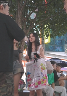 67071逛街的短裙大长腿小姐姐女孩视频