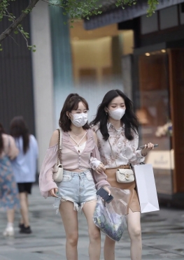 63395魔镜街拍第一站牛仔热裤长腿女孩视频