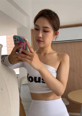 74343白色紧身裤骆驼趾小姐姐视频