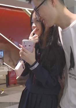 71369和朋友逛商场的短裙黑丝长腿小姐姐视频